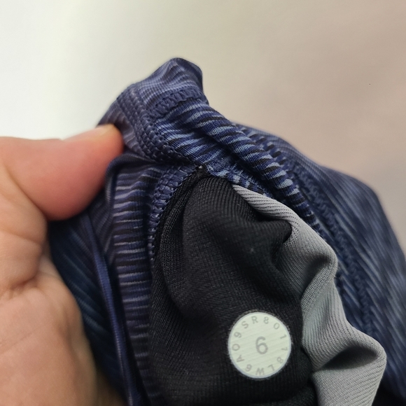 Lululemon Wunder Under Hi-Rise 1/2 Tight *Full-On Luxtreme 17"- size 6 - Picture 3 of 6